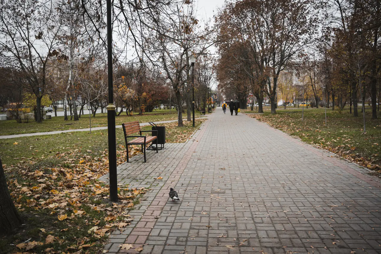 нові лавки в сквері Михайла Лушпи в Сумах