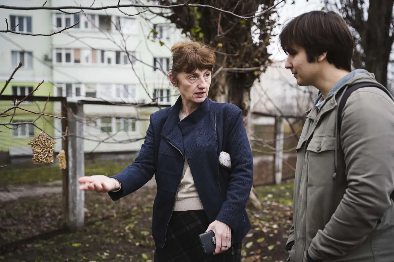 olena Олена Бур'ян показує на прикрасу на дереві