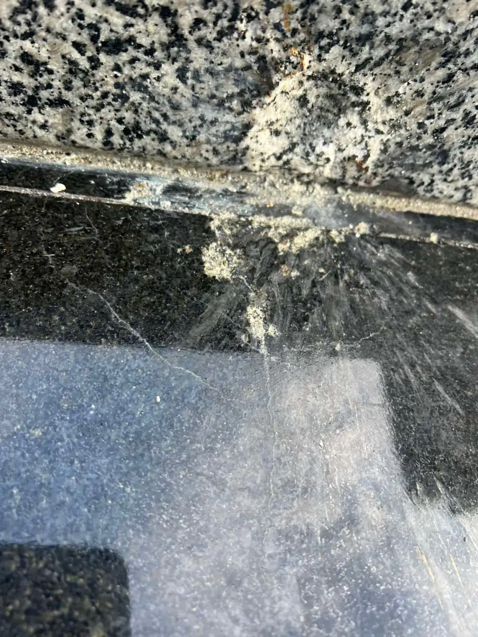 poshkodzhennya pamyatnykiv viyskovikh baranivka посічена уламками БпЛА плита на могилі військового в Сумах