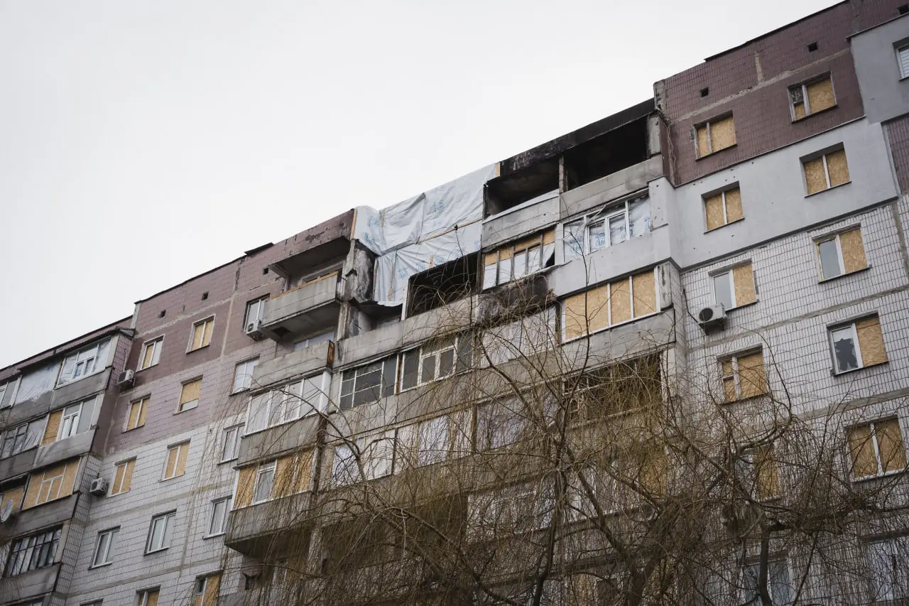 Пошкоджений будинок на вулиці Заливній в Сумах