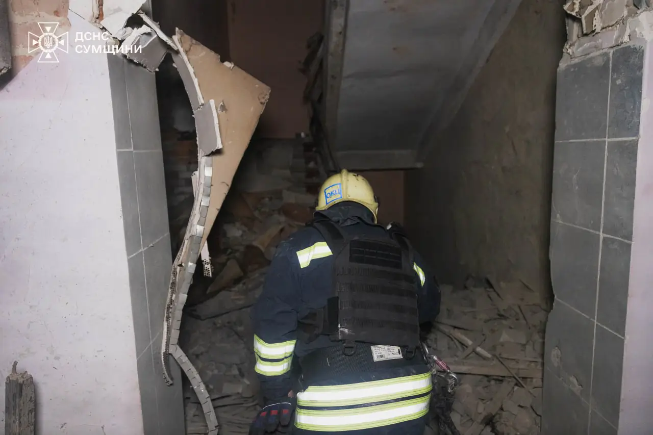 Рятувальник на місці російської атаки на Суми