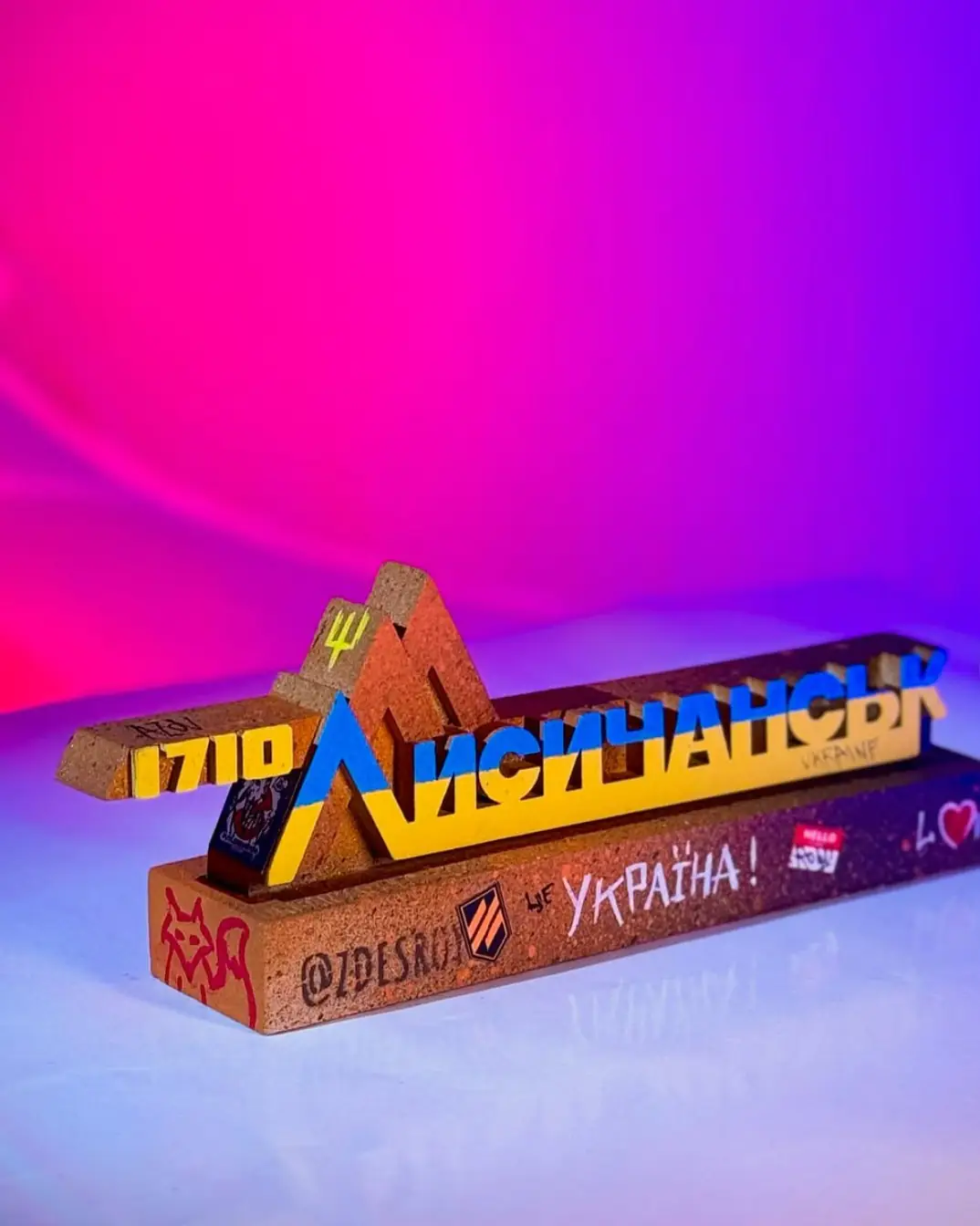 Мінікопія стели в Лисичанську стоїть на столі.