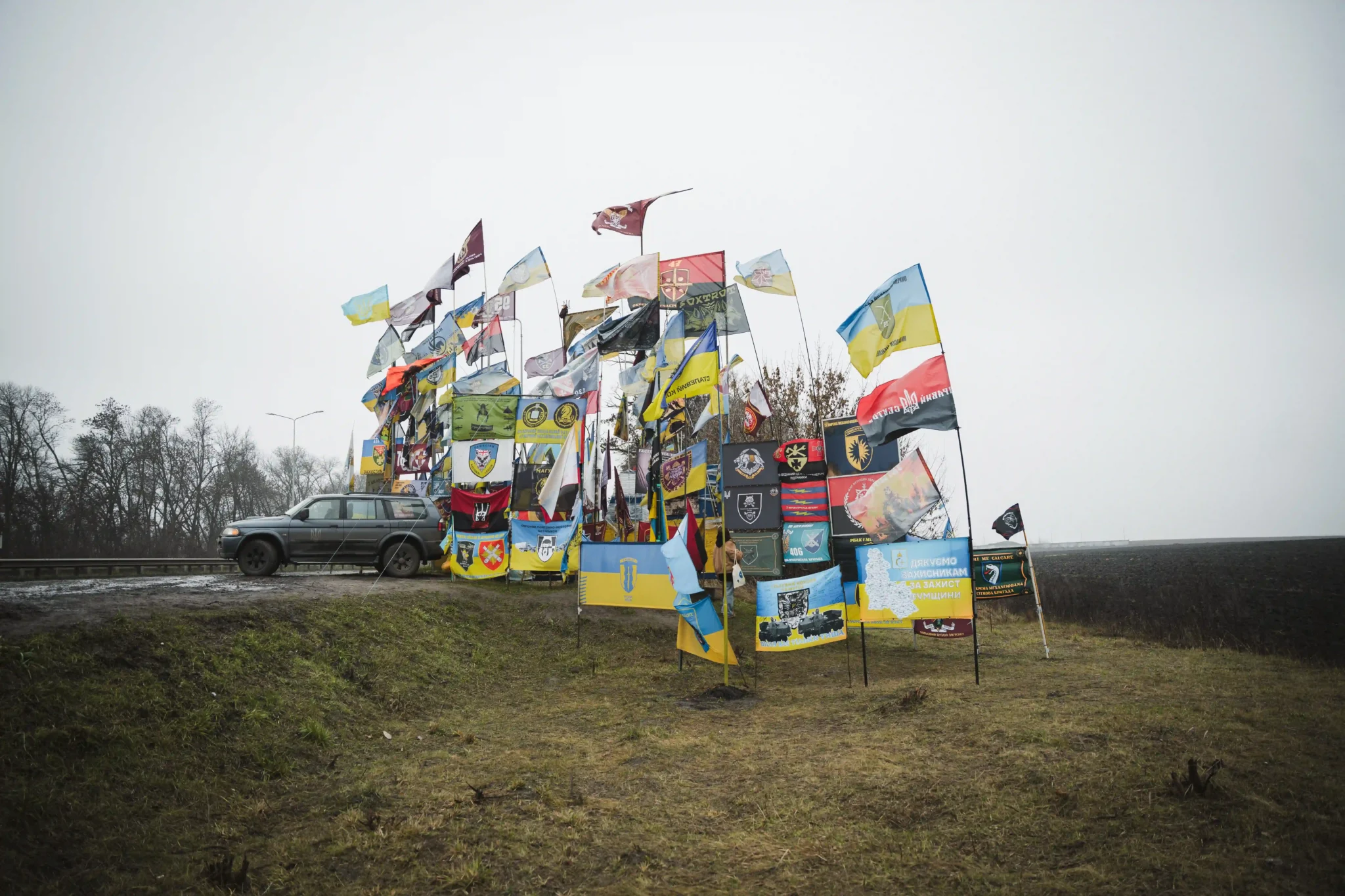 Здалеку стела схожа на маленький купол, що закриває клаптик поля.