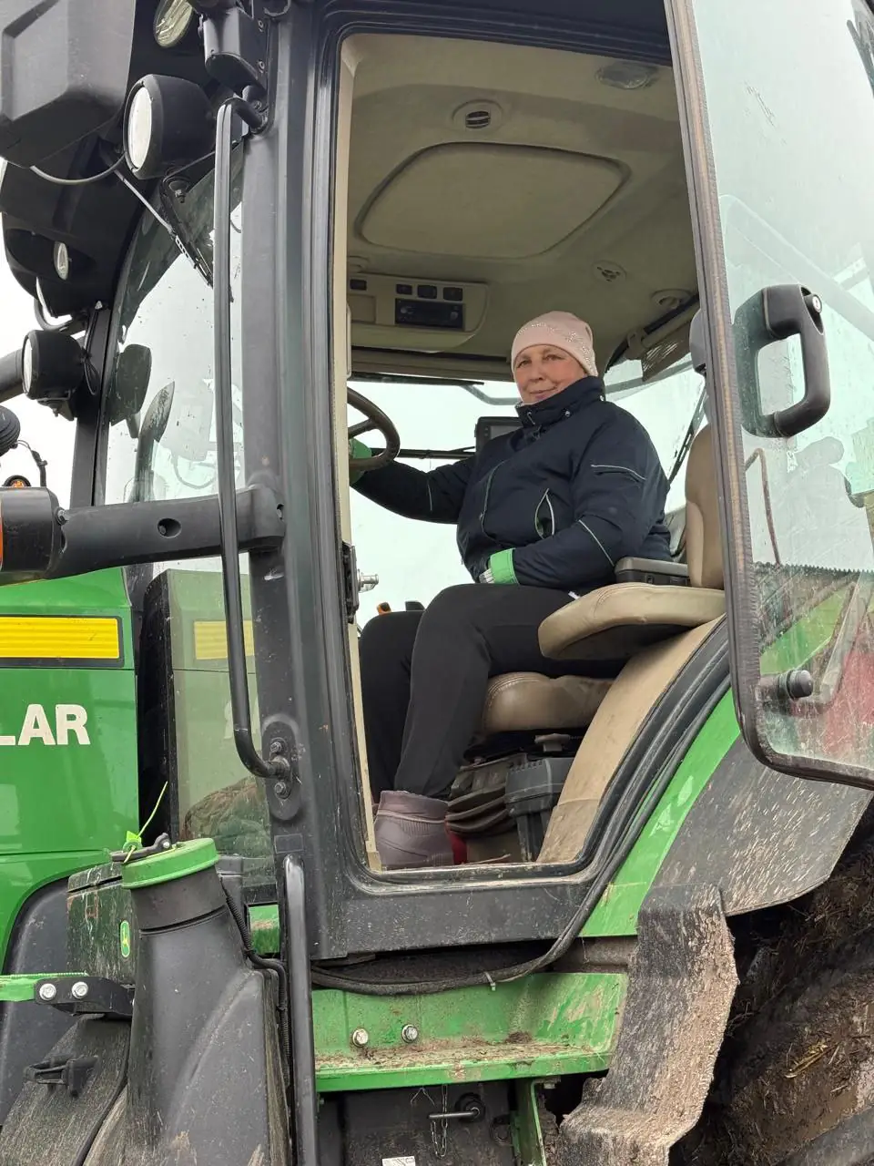 Жінка-трактористка на Сумщині