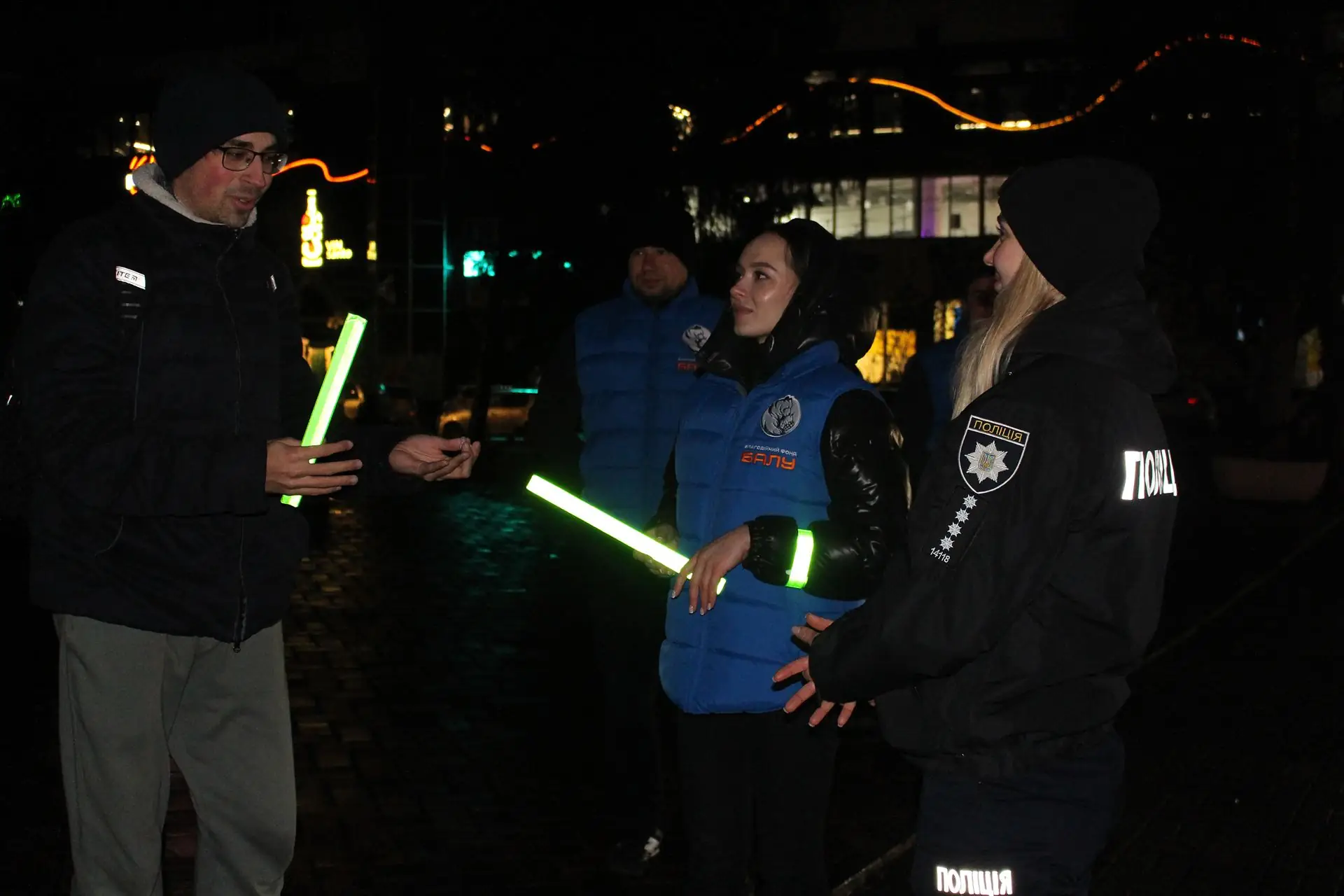 Волонтери й поліція роздають флікери в Сумах