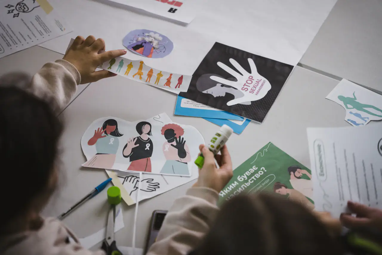 zniattia z liderstva dlia pidlitkiv 1 Ліцеїстки створюють плакат проти насильства