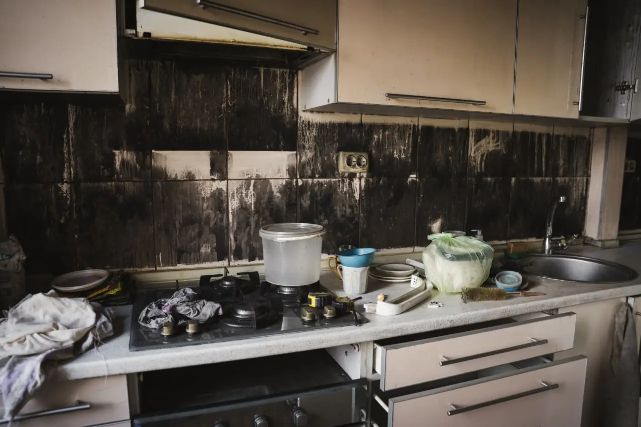 Обвуглена після пожежі квартира в Сумах