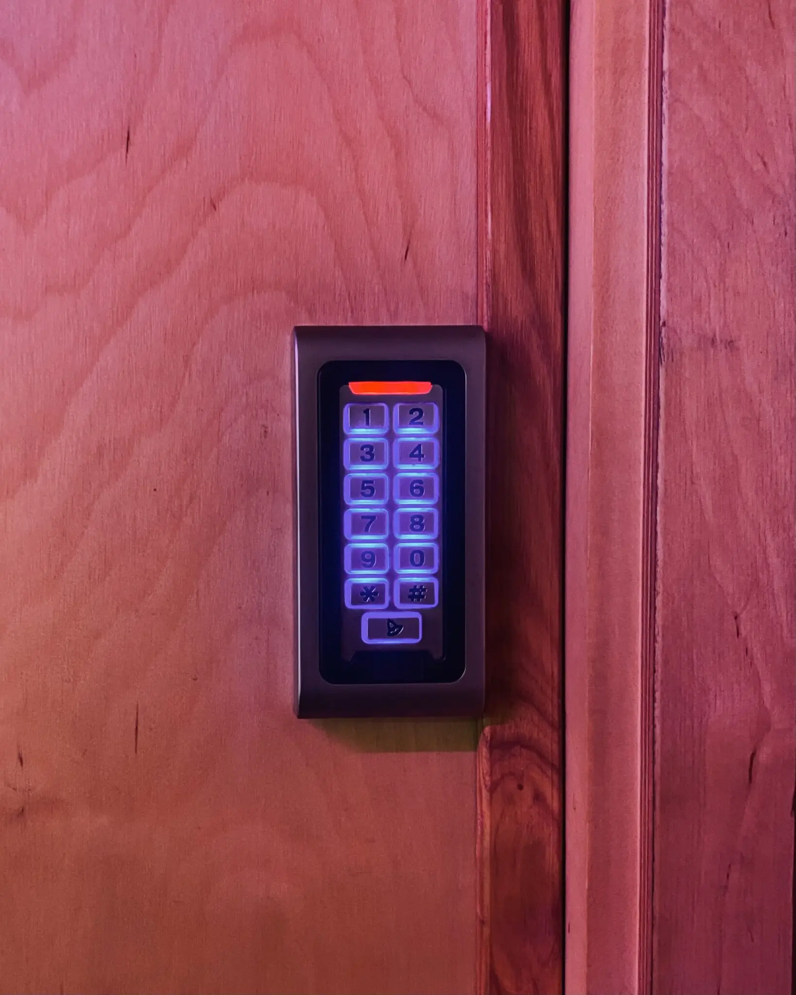 Кодова клавіатура біля дверей вбиральні.