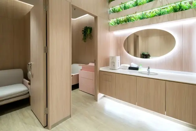 У туалетній кімнаті для матері й дитини є окремий простір з пеленальним столиком та ванною.