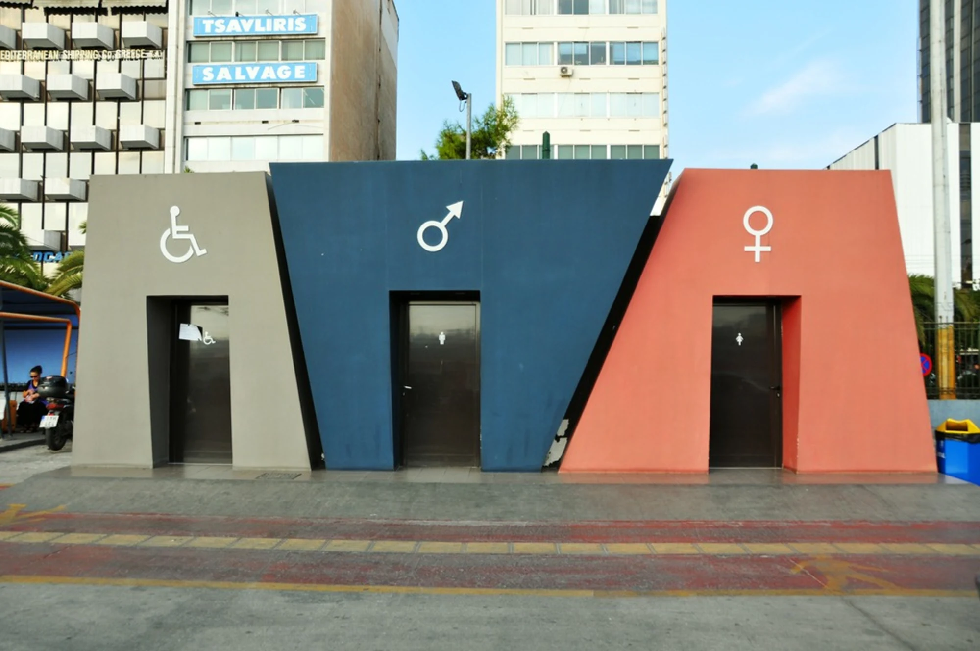 Громадські вбиральні в Греції розфарбували в різні кольори, щоб відрізнити.