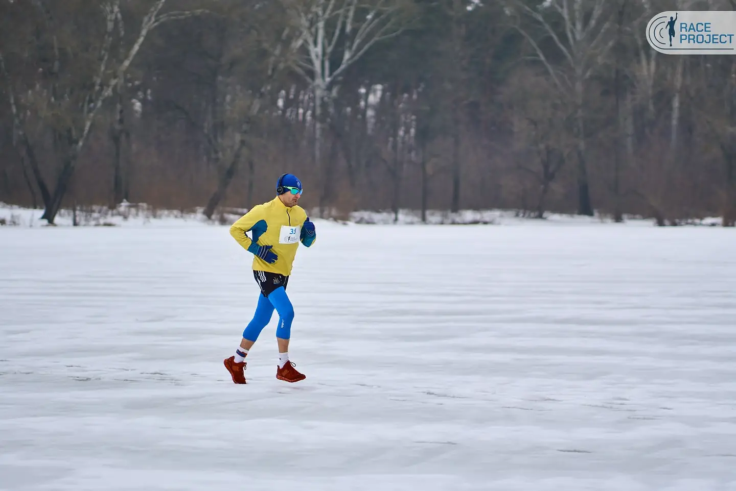 cholovik bizhyt po snihu Чоловік біжить по снігу