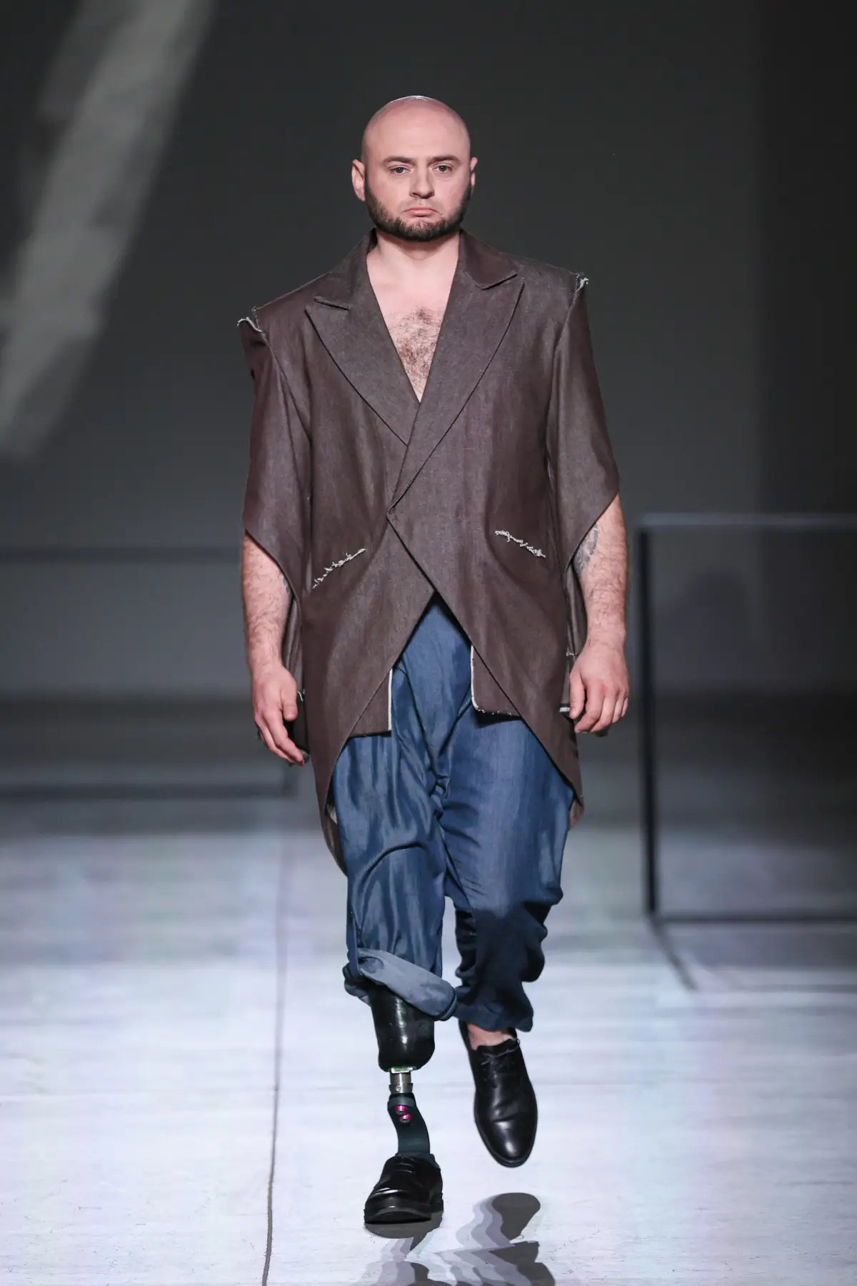 Чоловік в одязі бренду Юлія Крос