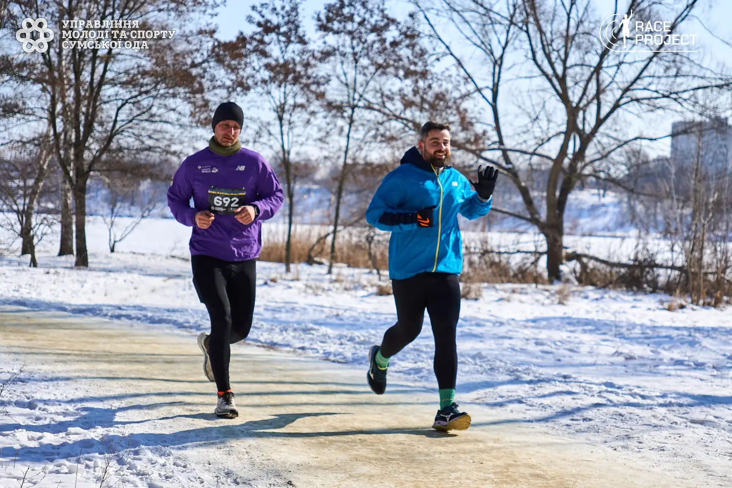 Чоловіки беруть участь у забігу
