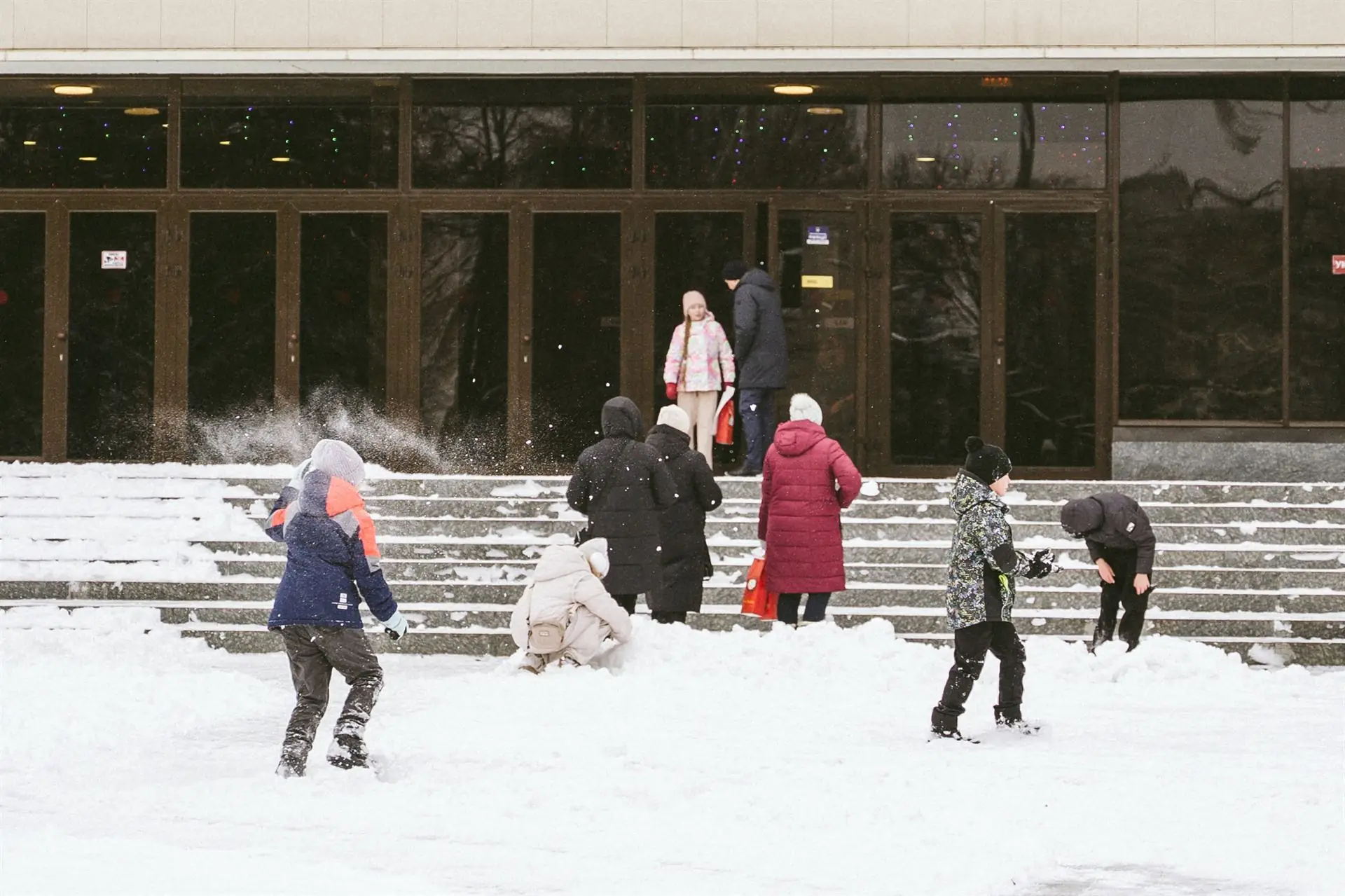 Діти грають у сніжки в Сумах