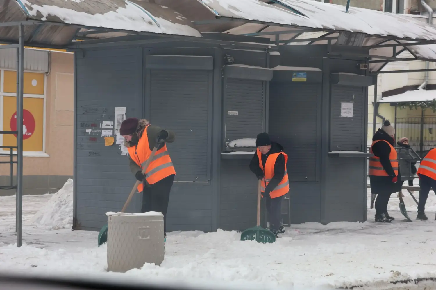 dvіrnyky chistyatʹ snіh u sumakh