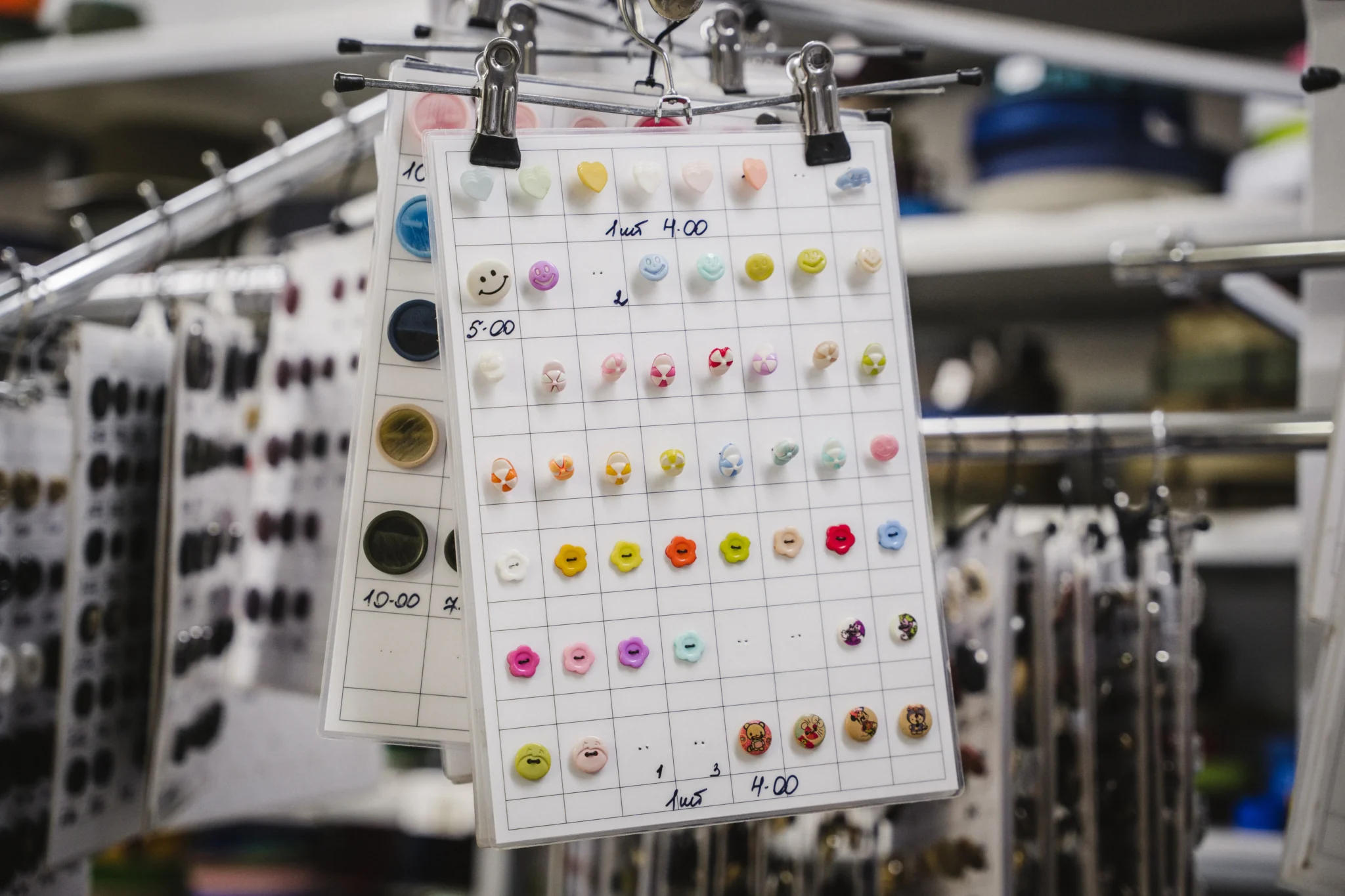 Ґудзики висять на стенді в крамниці.