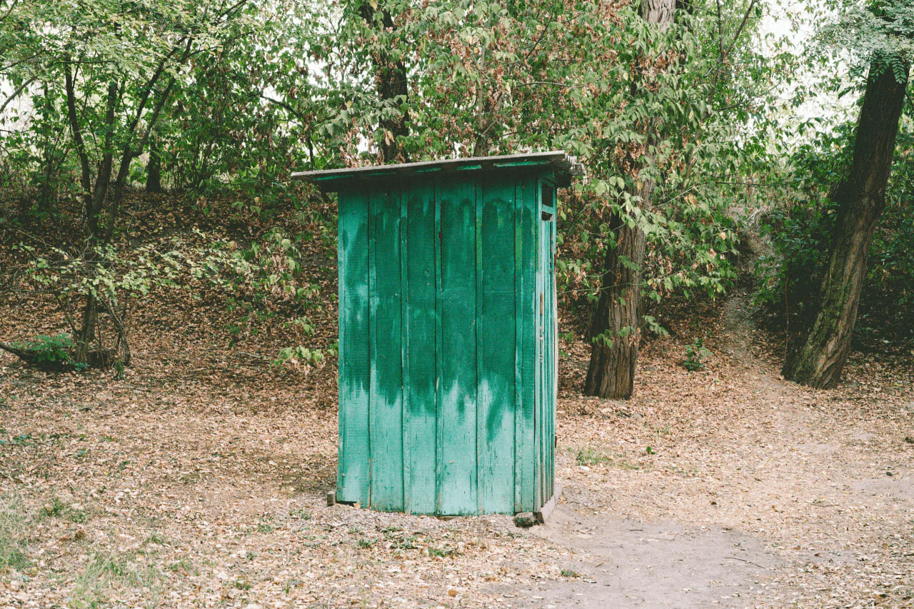 Громадська вбиральня стоїть посеред парку Ліщинських у Сумах