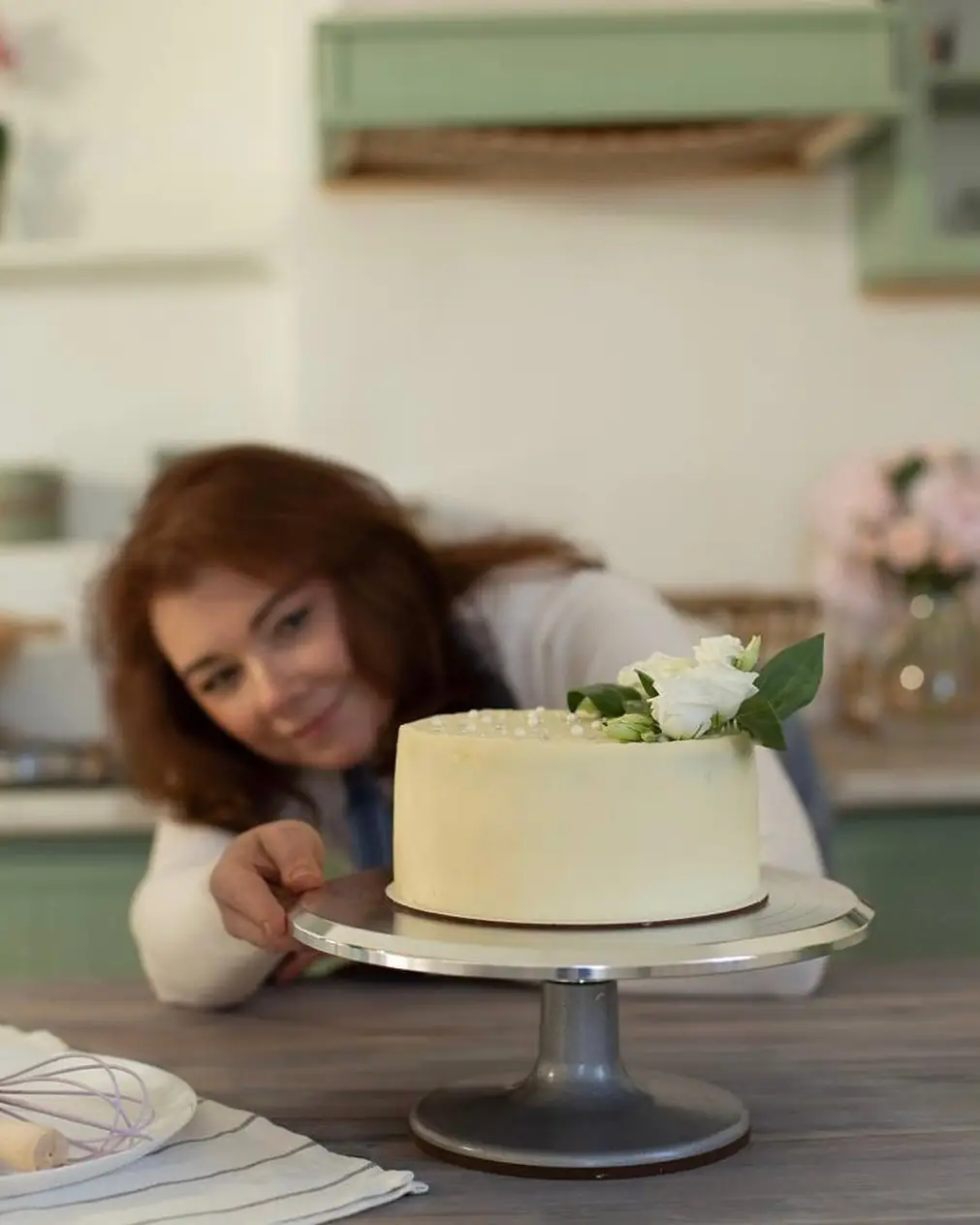 Жінка стоїть з тортом