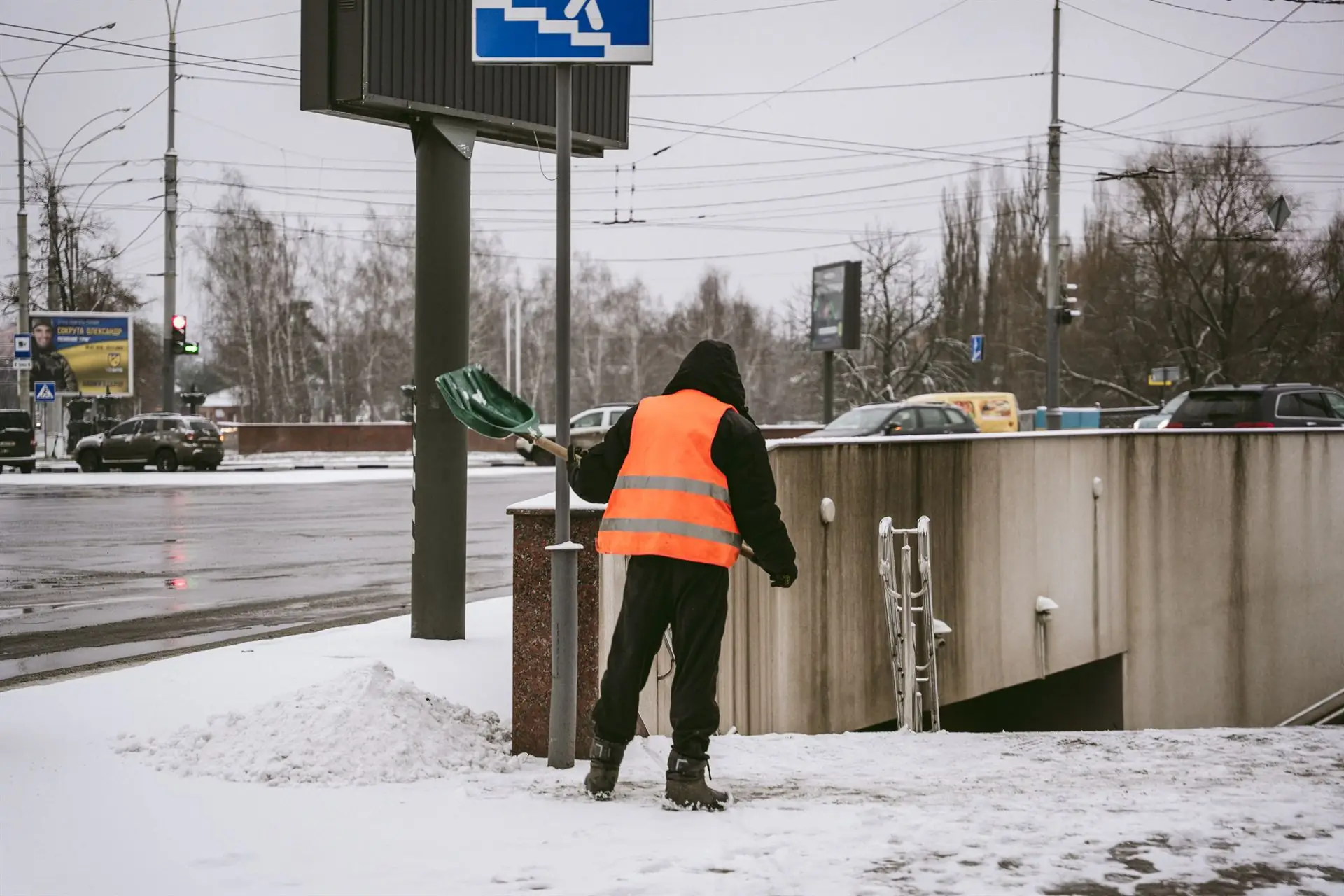 komunalʹnyk prybyrayе v sumakh