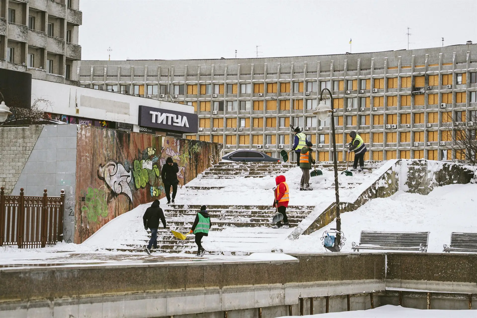 komunalʹnyky prybyrayutʹ snih