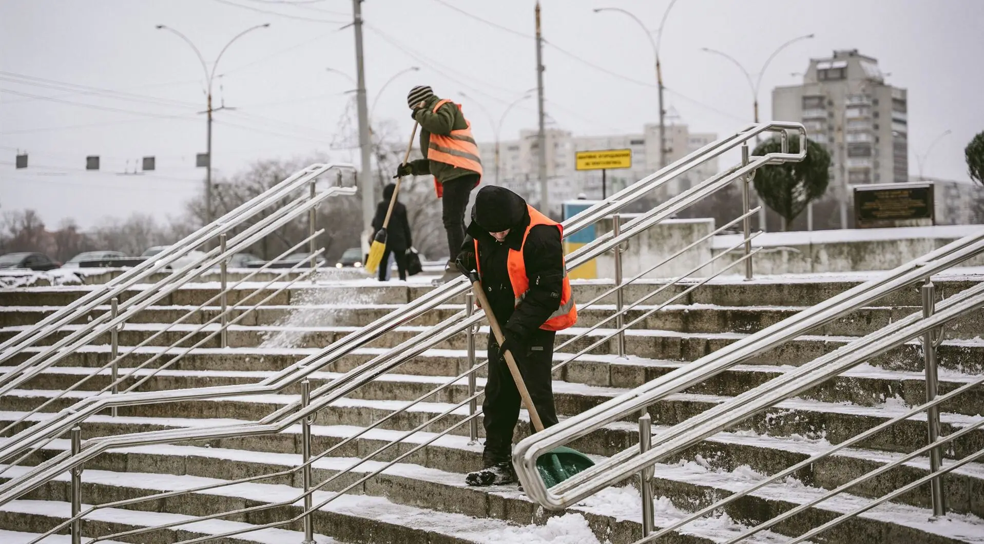 Комунальники прибирають у Сумах