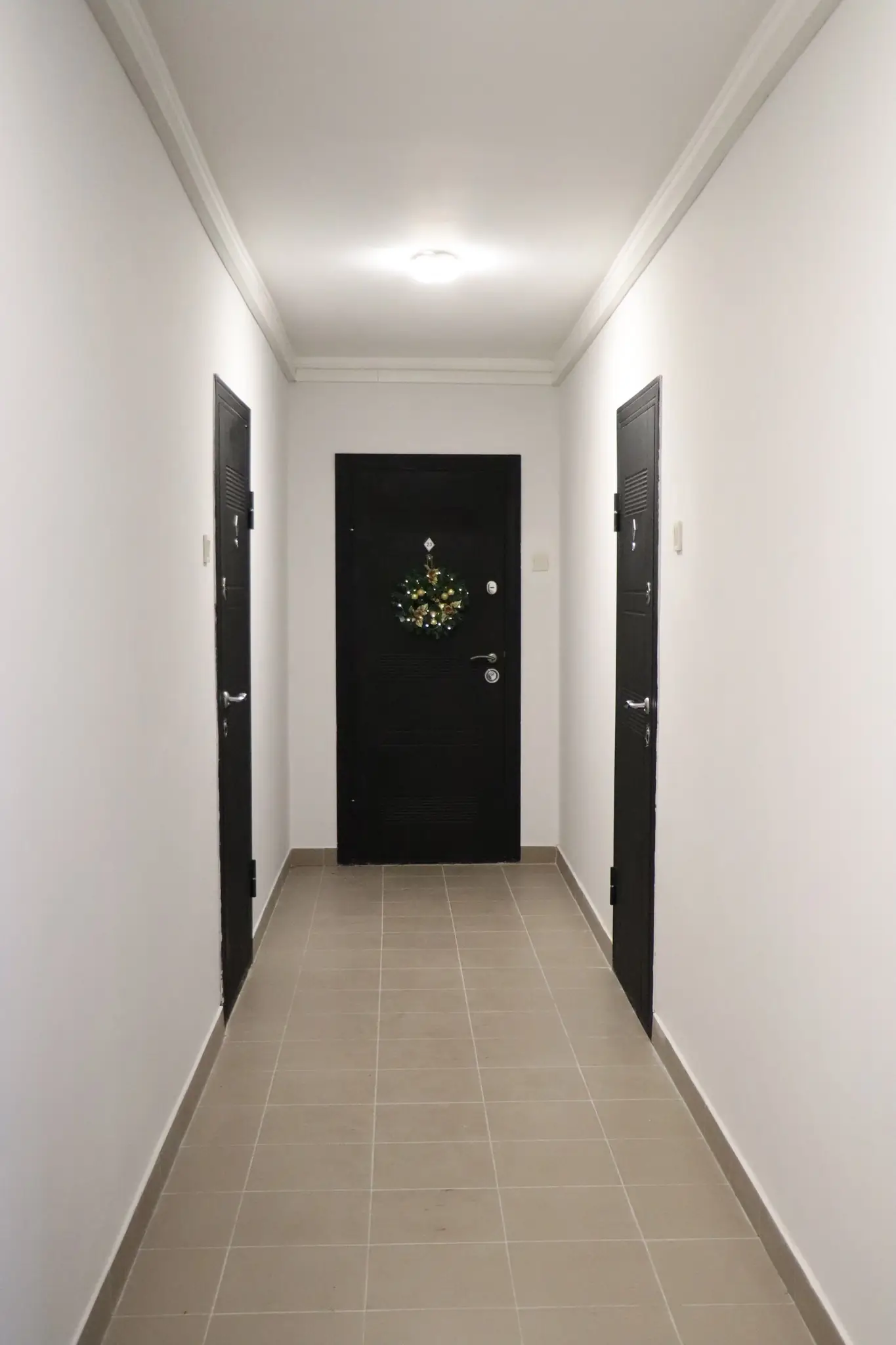 Коридор у будинку в Тростянці після відновлення 