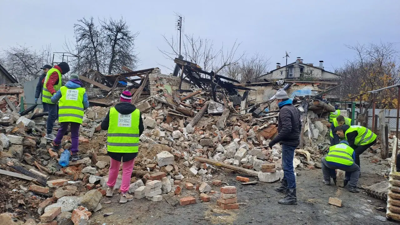 люди розбирають завали на місці атаки