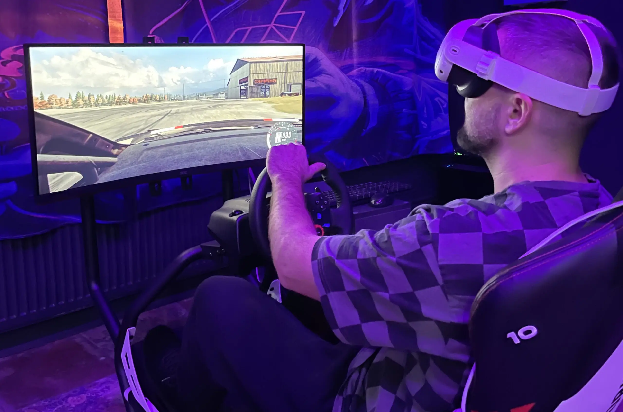 Людина грає в комп'ютерну гру