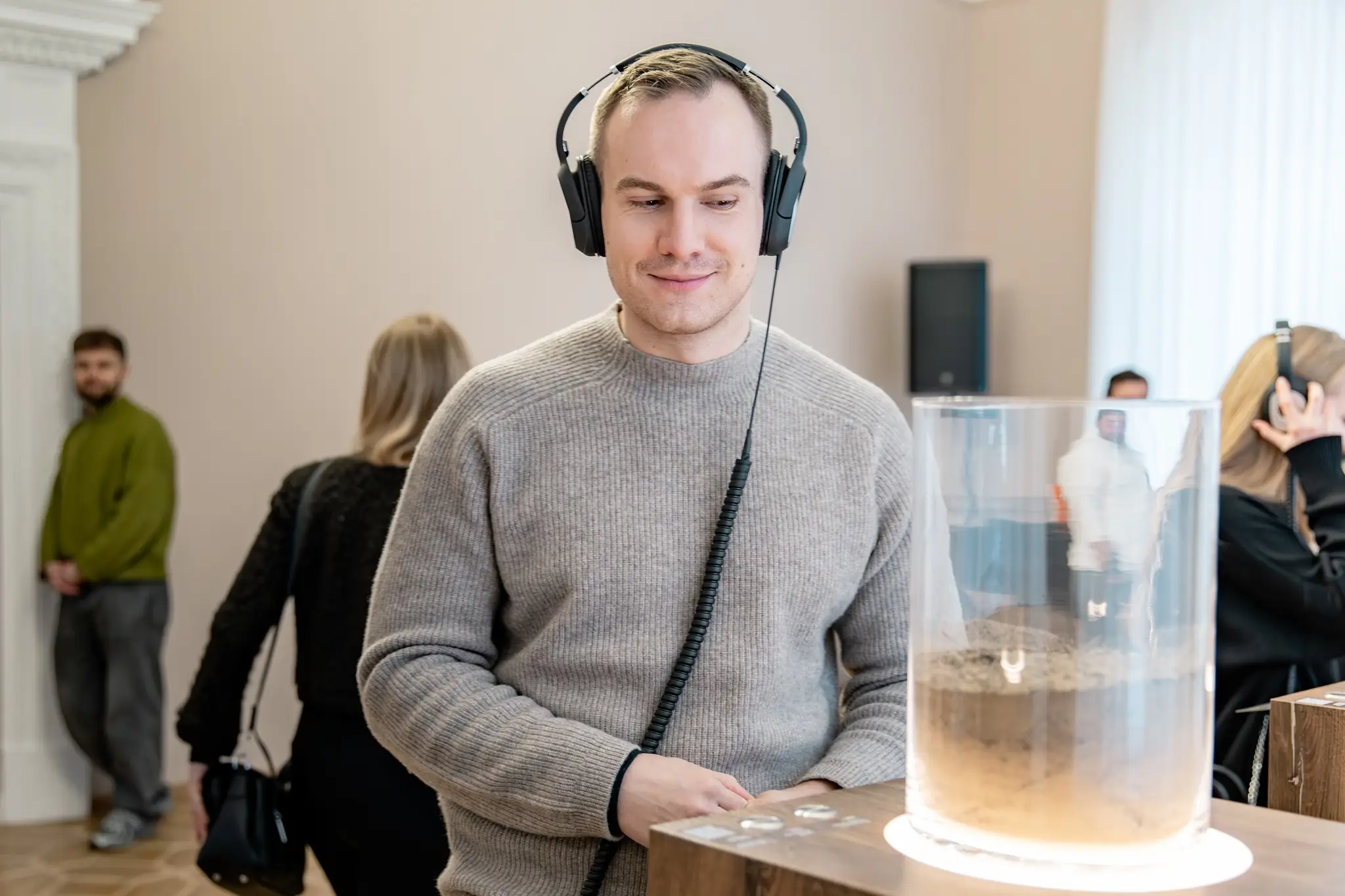 Людина слухає аудіозапис і усміхається