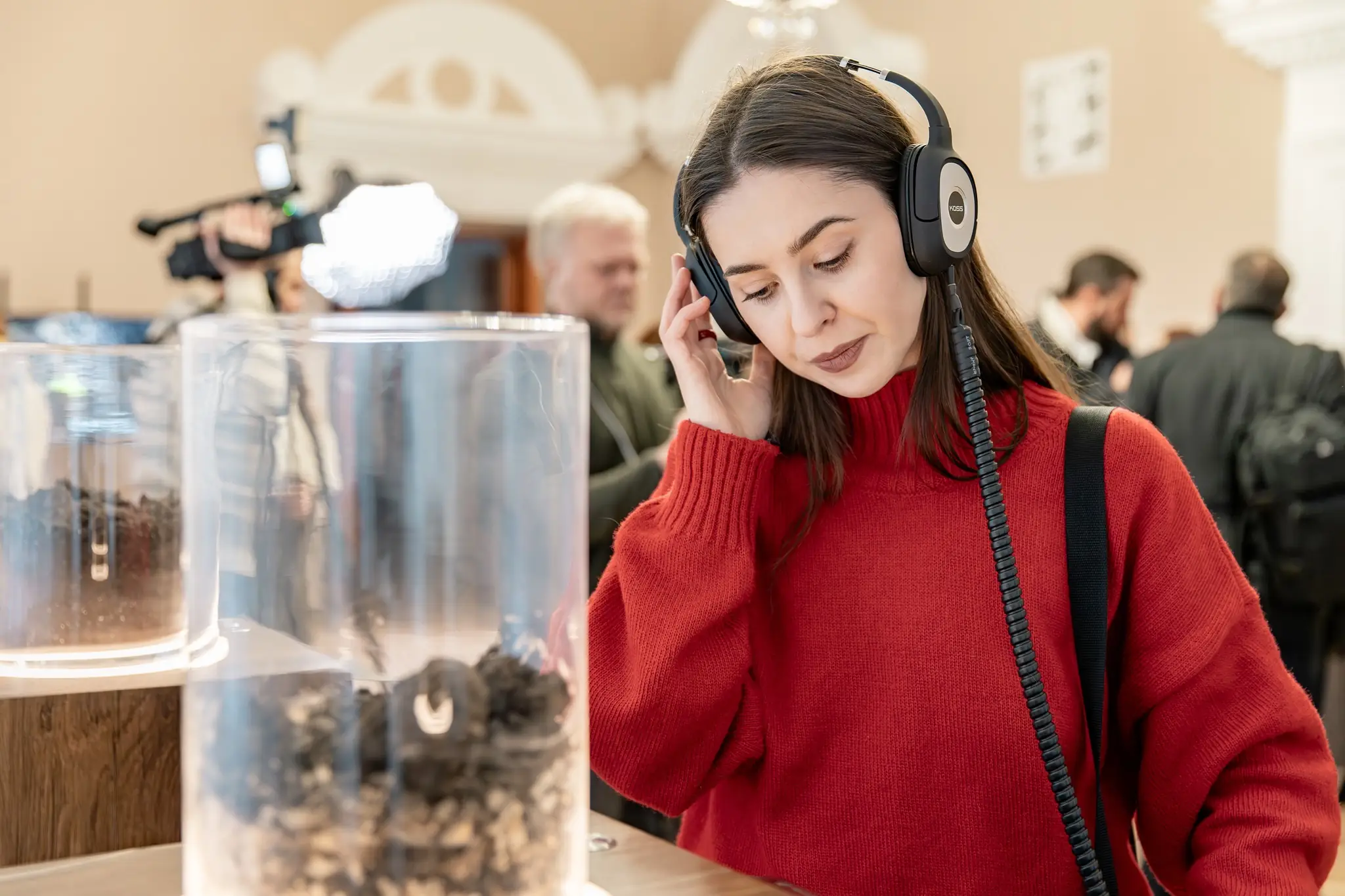 Людина слухає аудіозапис