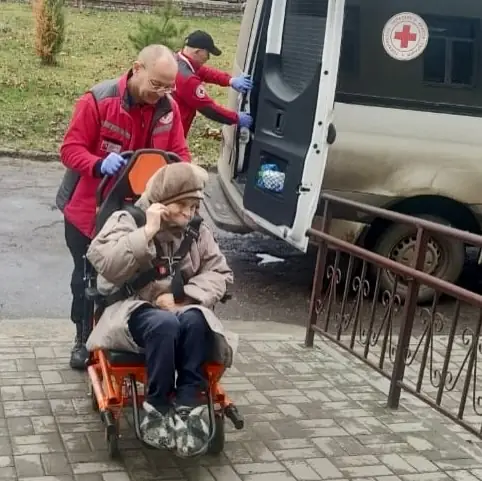 Червоний Хрест вивозить маломобільних людей з Сумщини