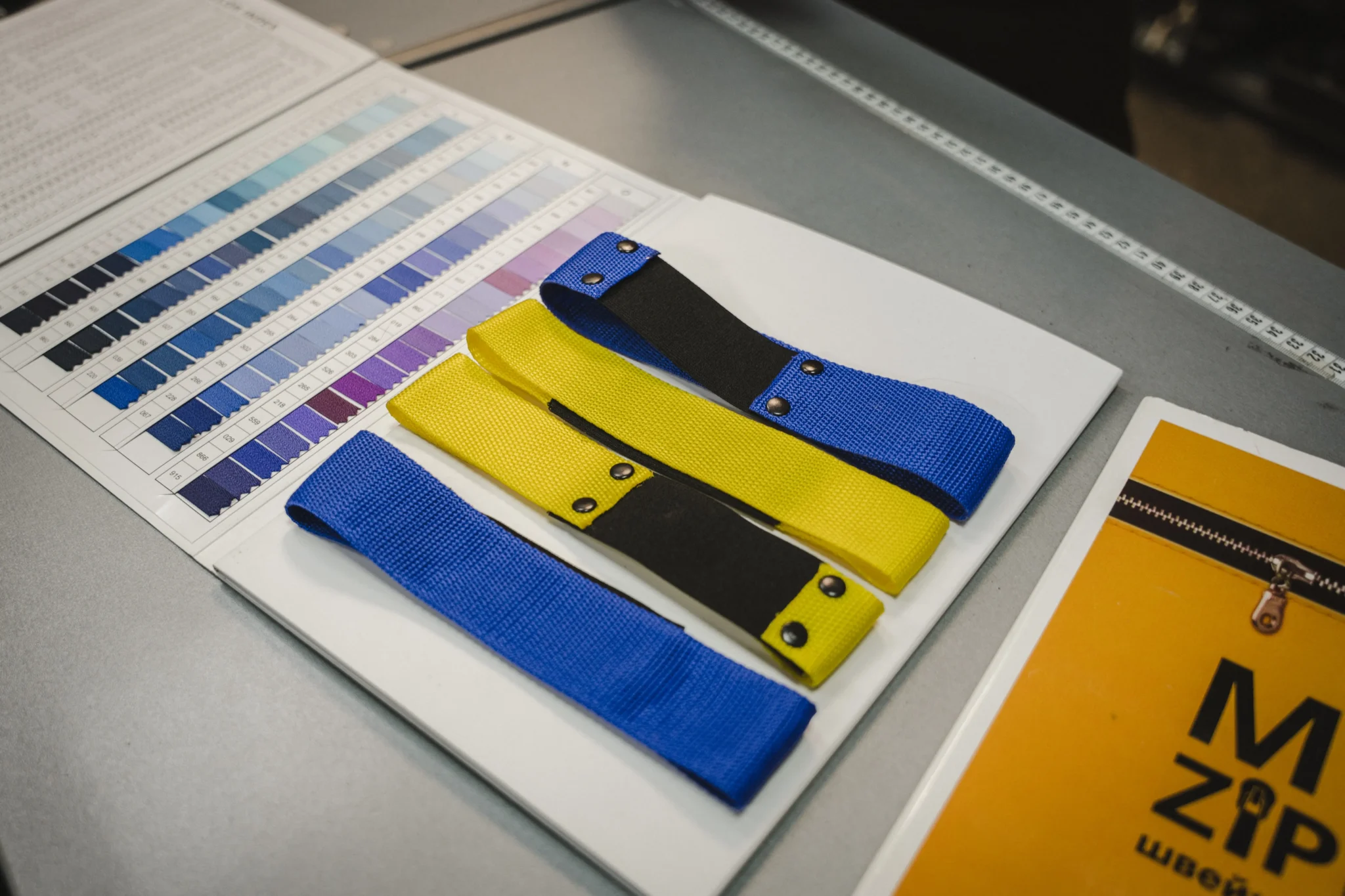 Жовті та сині маркери лежать на столі.