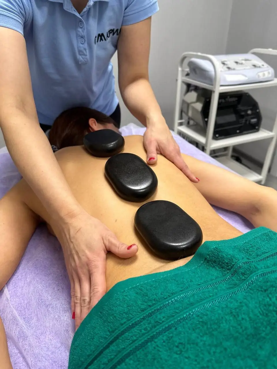 Вид масажу з гарячими каменями у студії «Крила», що в Сумах