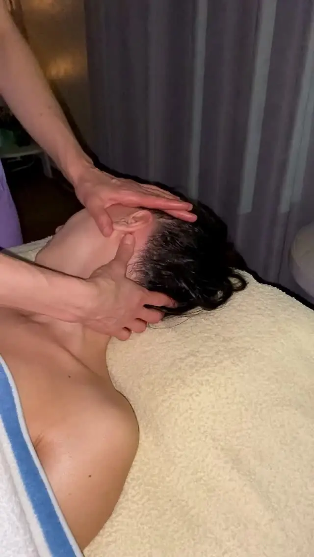 Масаж шиї робить сумська майстриня Жанна Коротенко