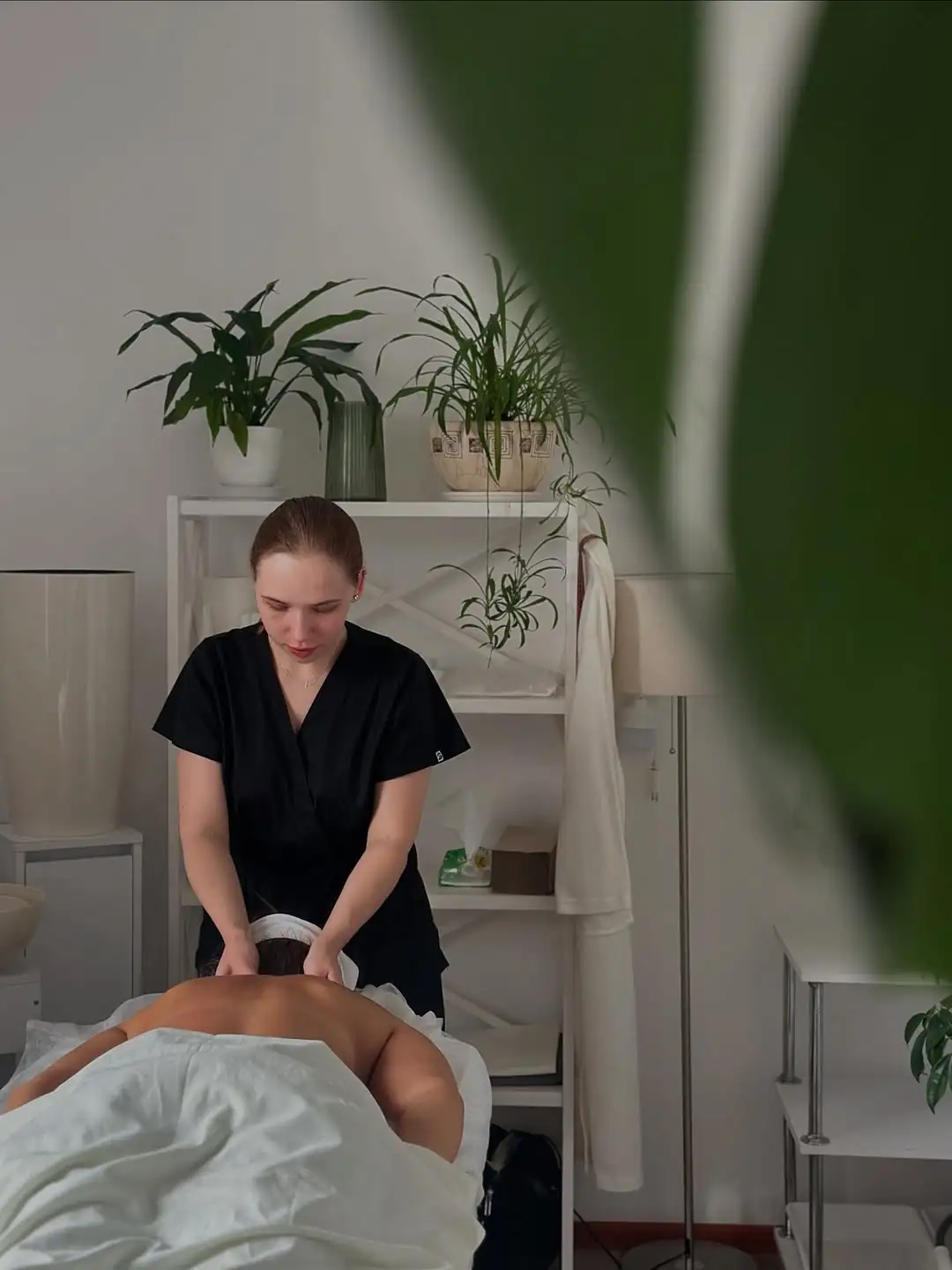 Масаж шиї у студії «Дотик», що працює в Сумах
