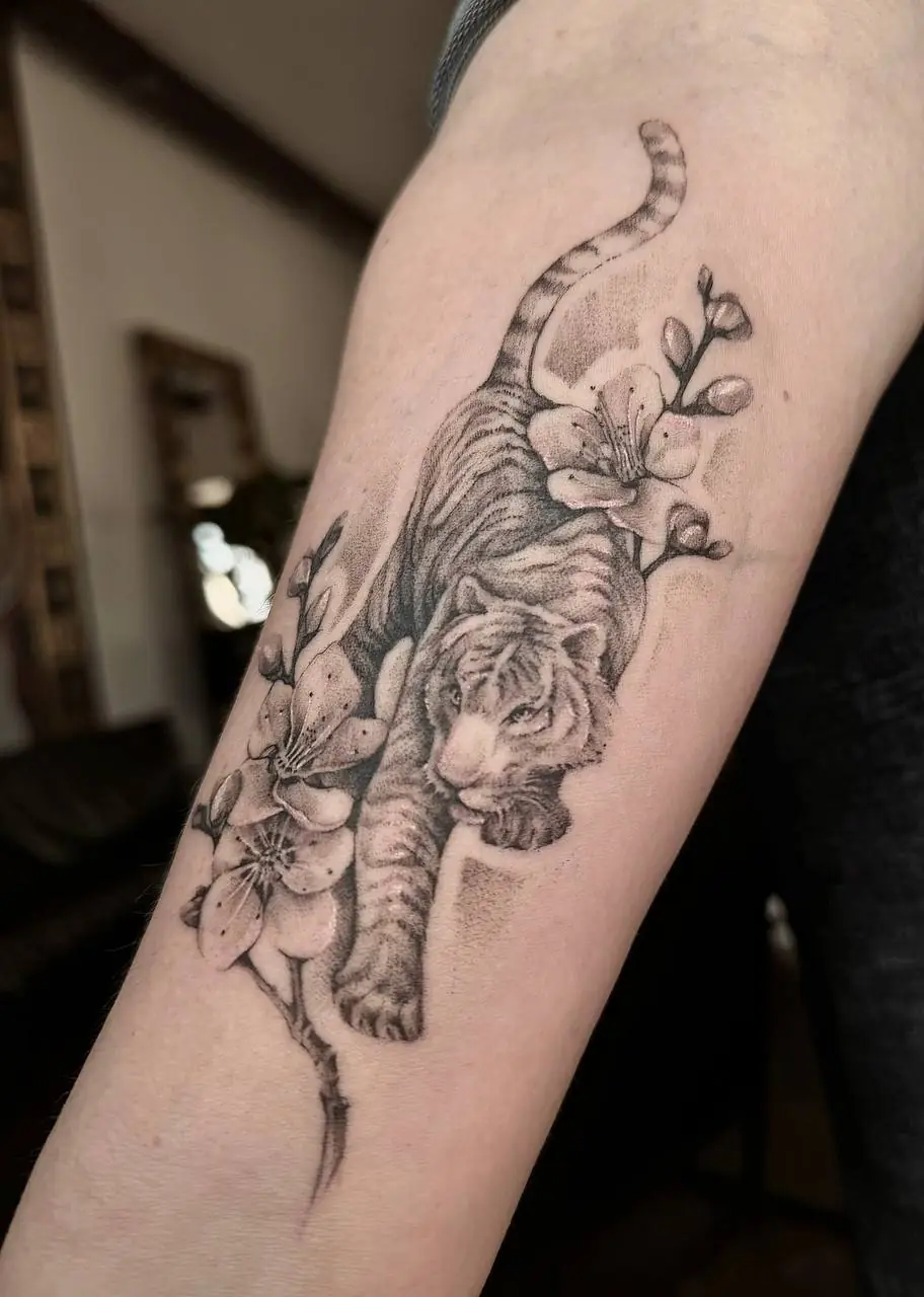 Тату із малюнком тигра на руці