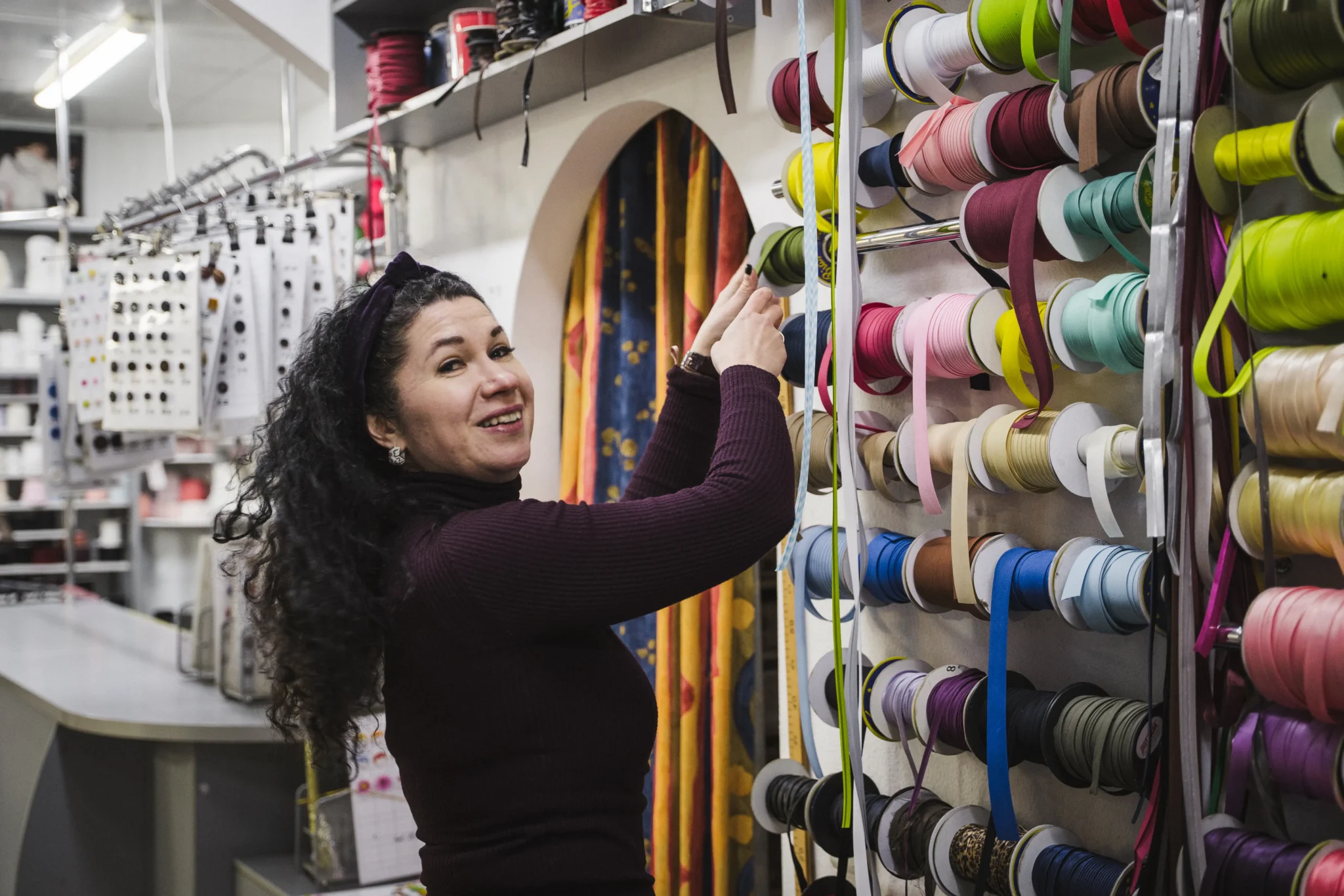 Продавчиня Наталі вибирає стрічку.