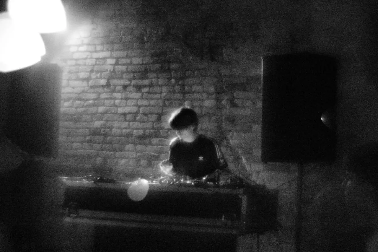 Олексій Погуляй грає музику