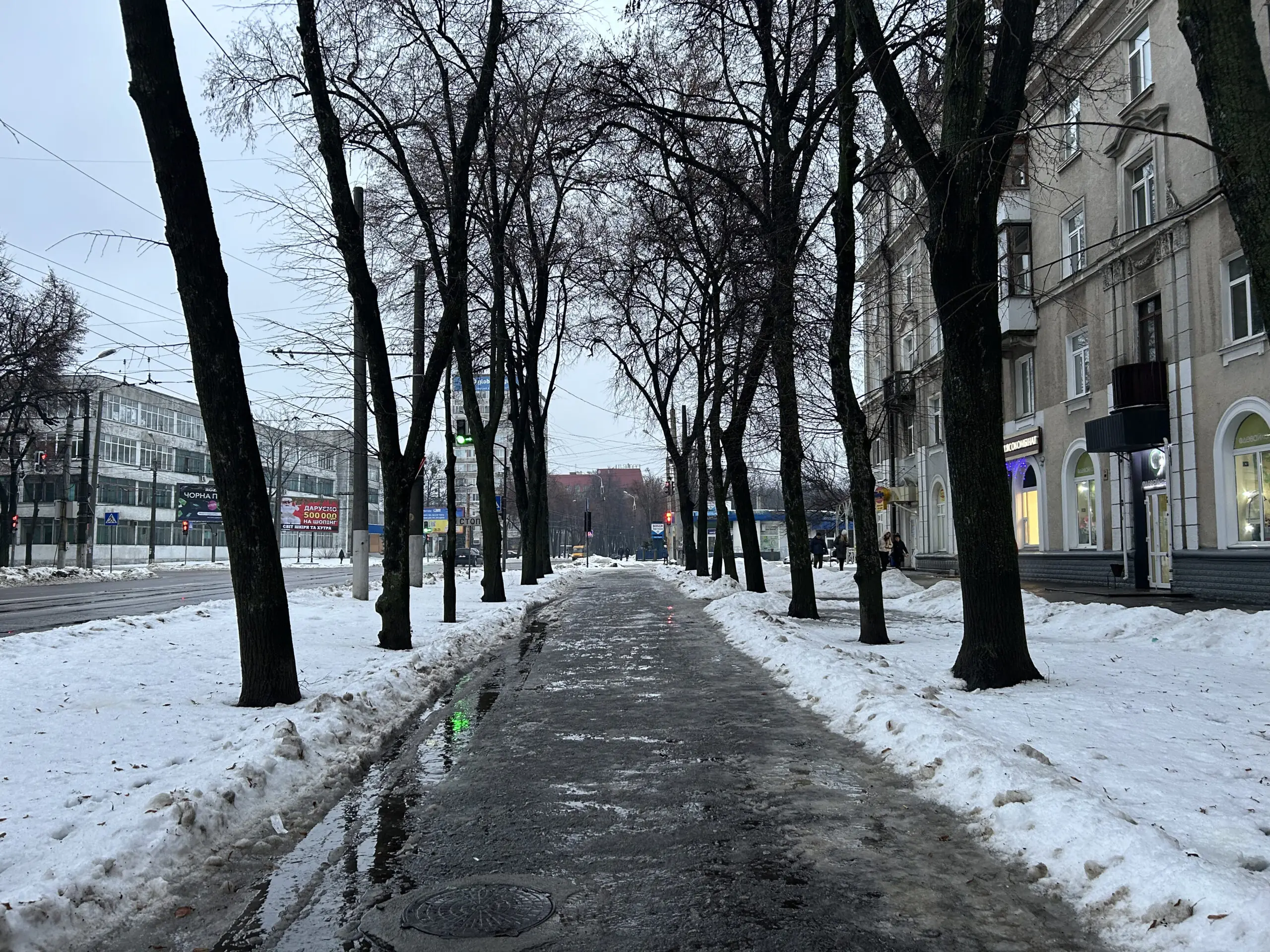 Ожеледиця на тротуарі в Сумах