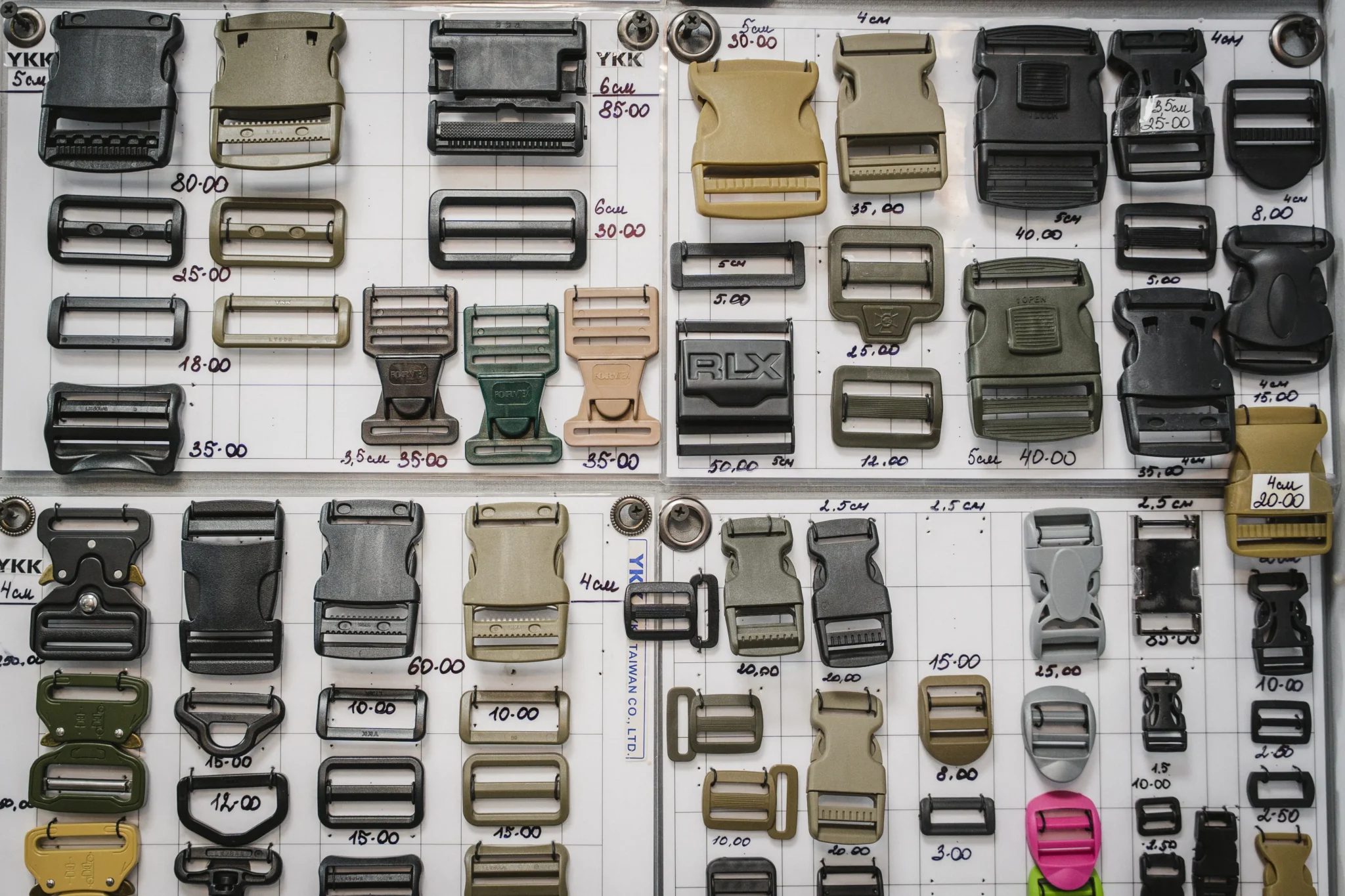 Пряжки до ременів лежать на столі.