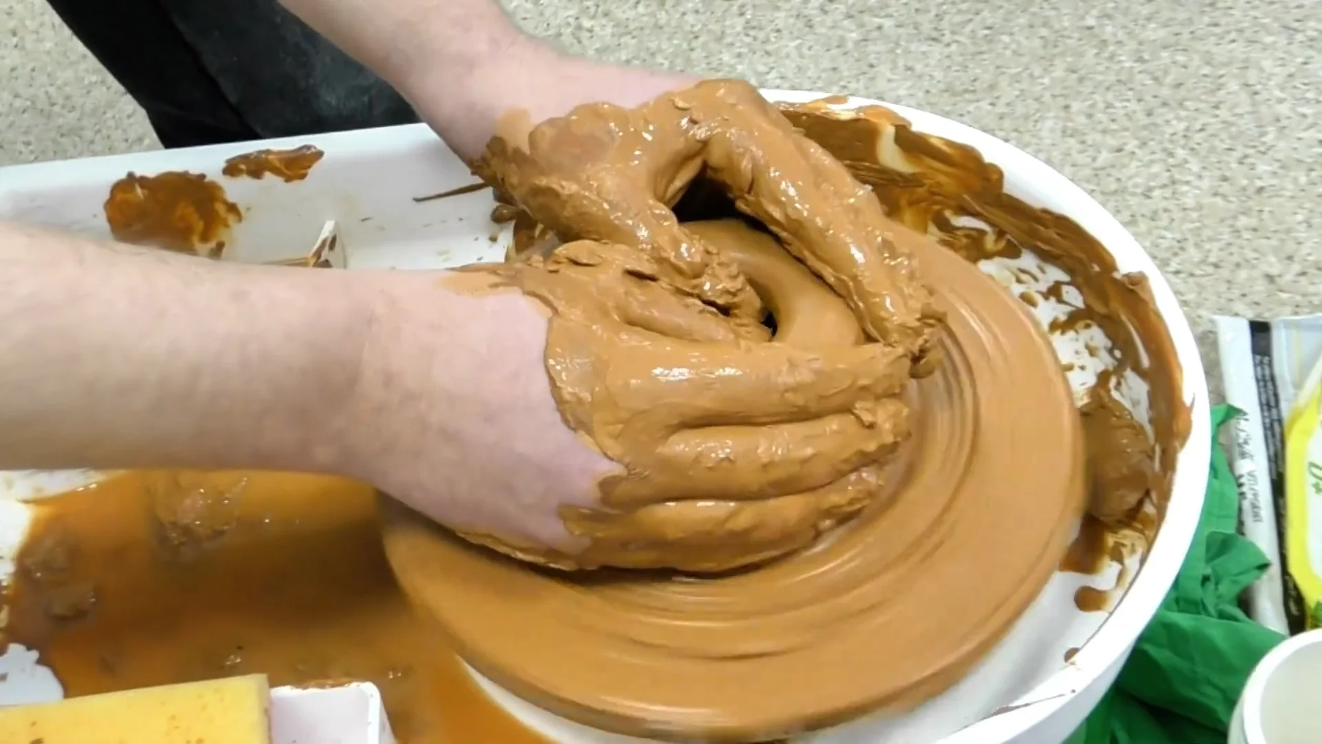 ruky lipliat vyrib na honcharnomu kruzi Руки ліплять виріб з глини