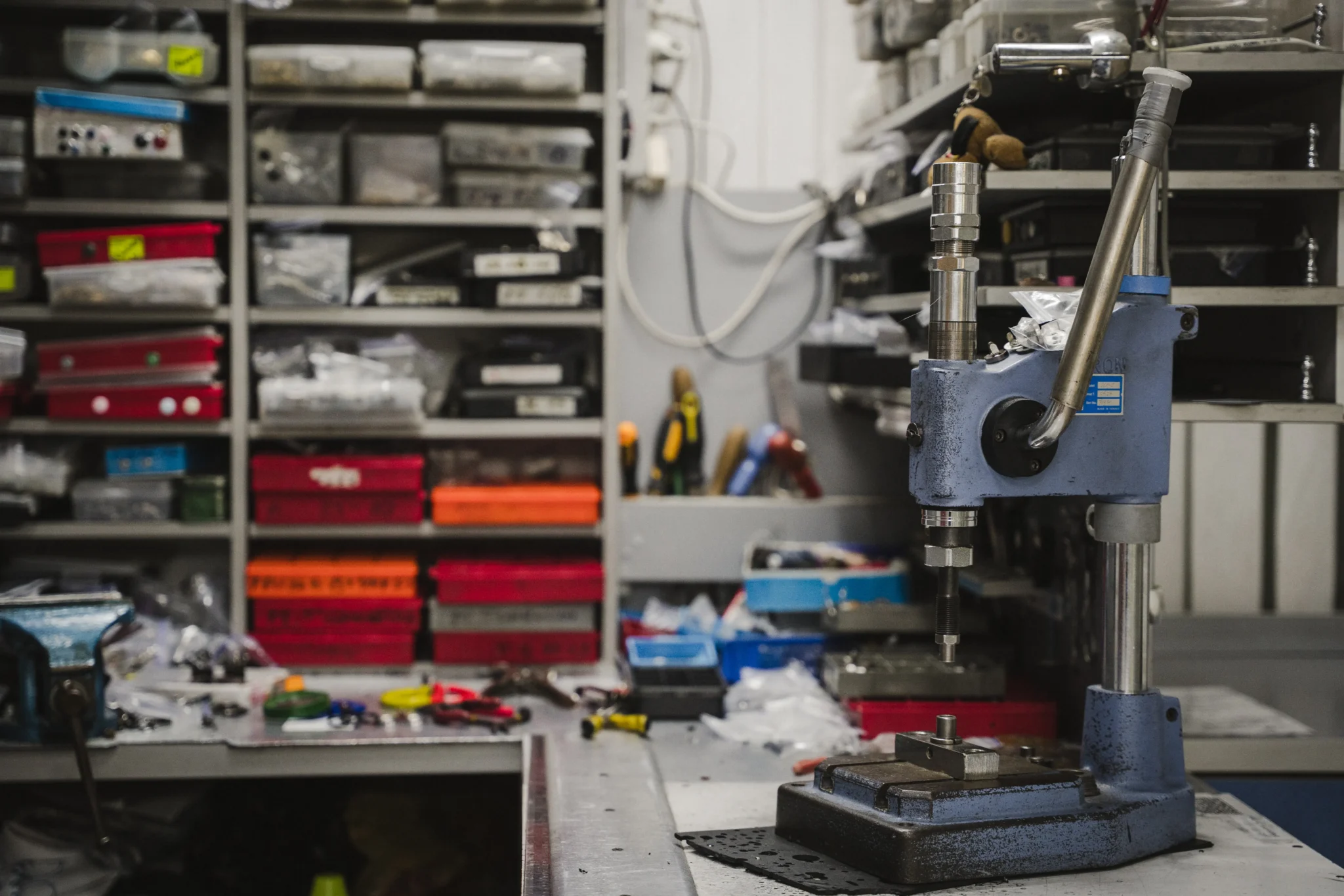 Швейна машинка стоїть на столі крамниці.