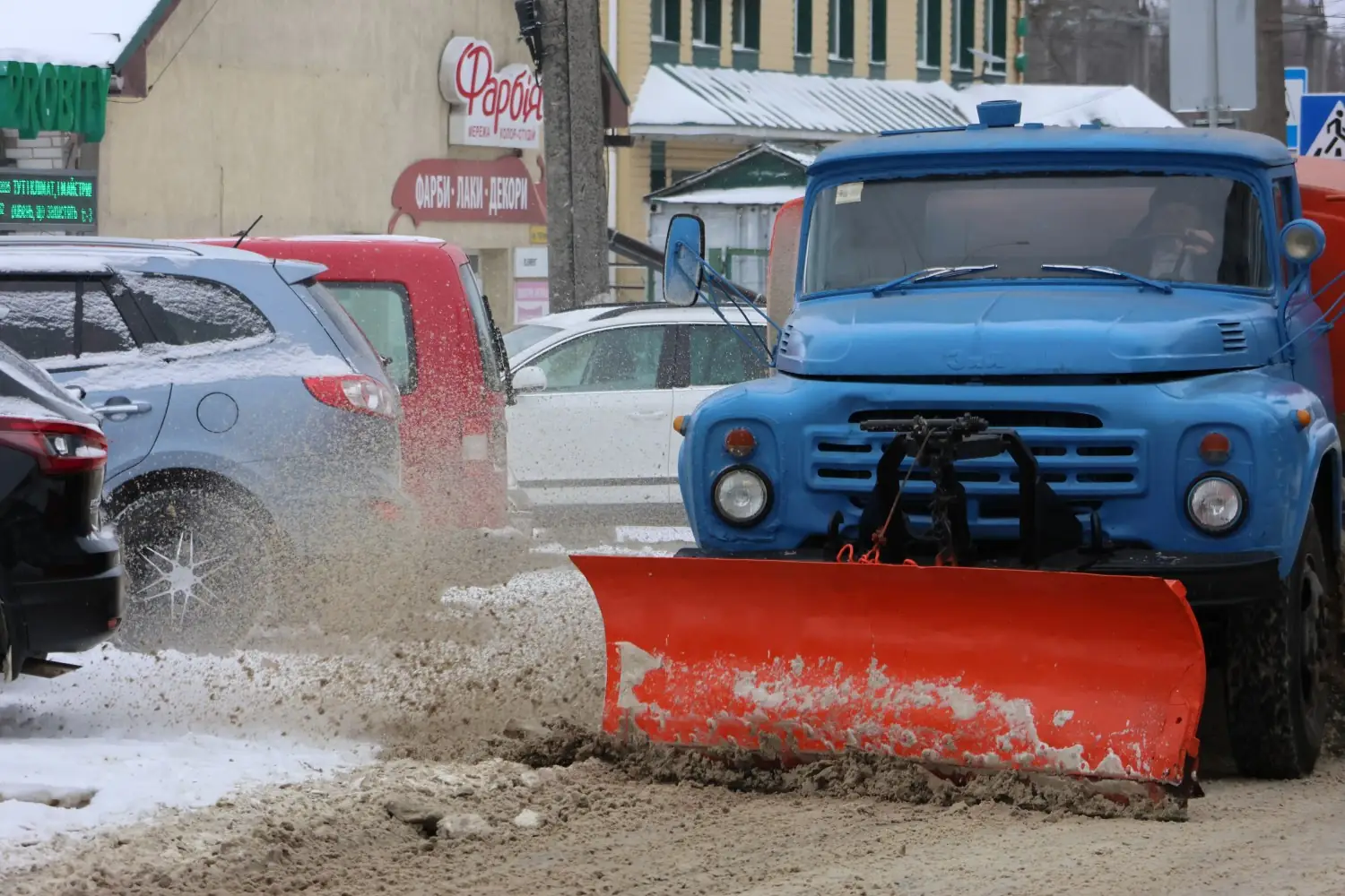 spetstekhіnka chystytʹ snіh u sumakh