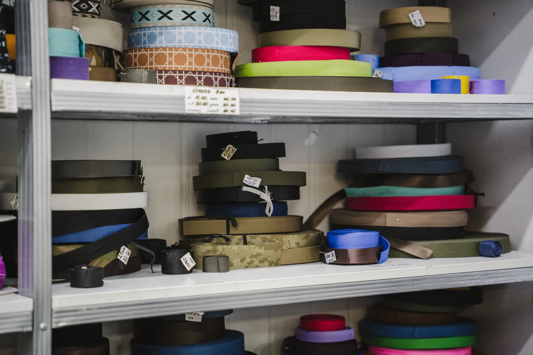 Тасьму для форми розставили стосами.