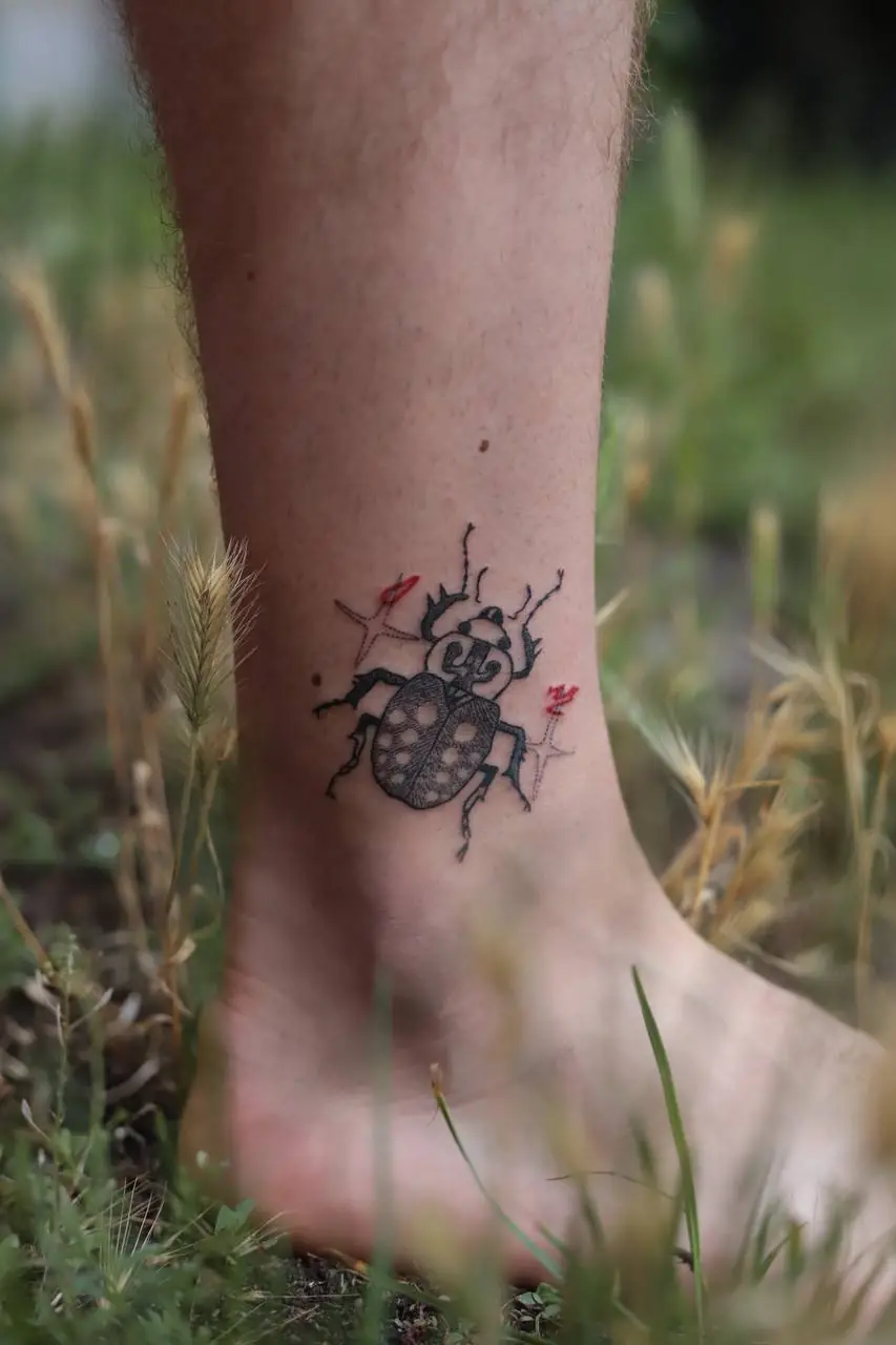 Сумська майстриня робить тату із жуками