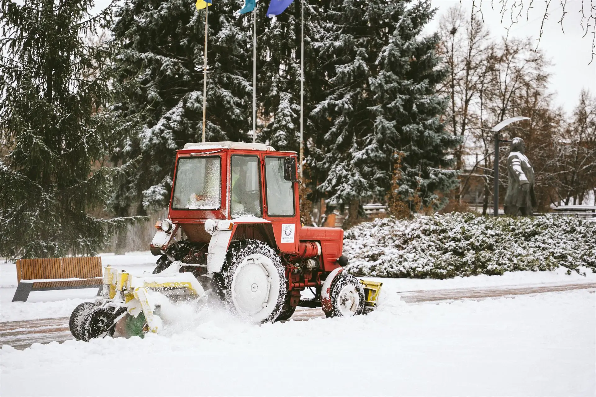 traktor prybiraye snih u sumakh