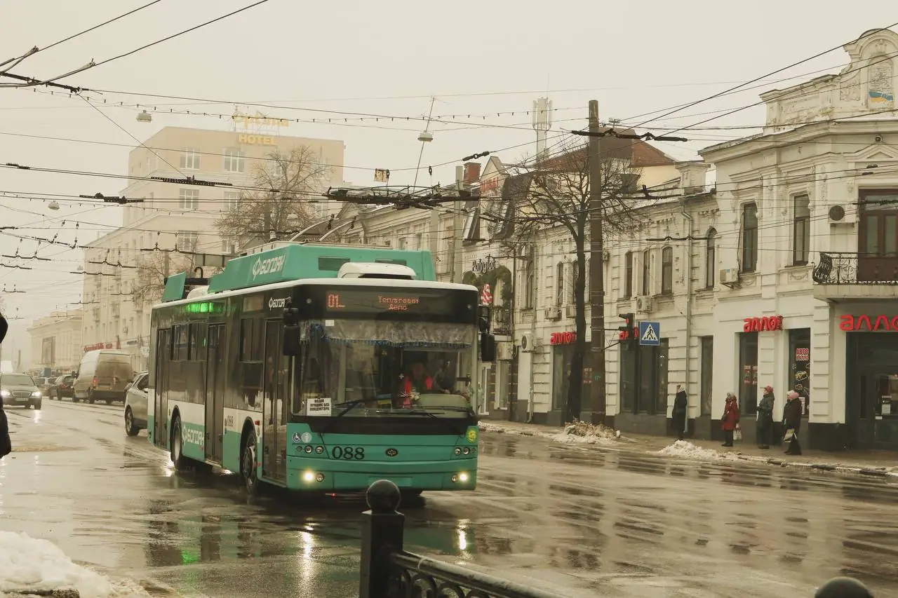 Тролейбус під час маршруту містом