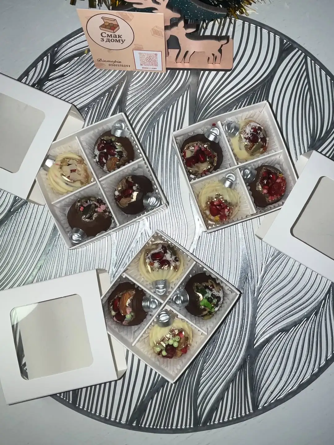 Цукерки з прикрасами в коробці