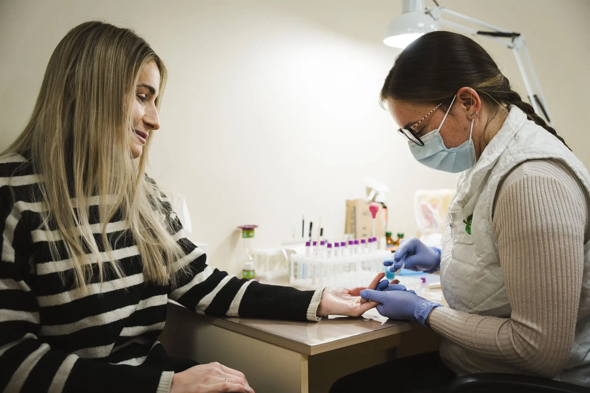 u klіnіtsі yunіkam berutʹ krov У клініці Юнікам беруть кров