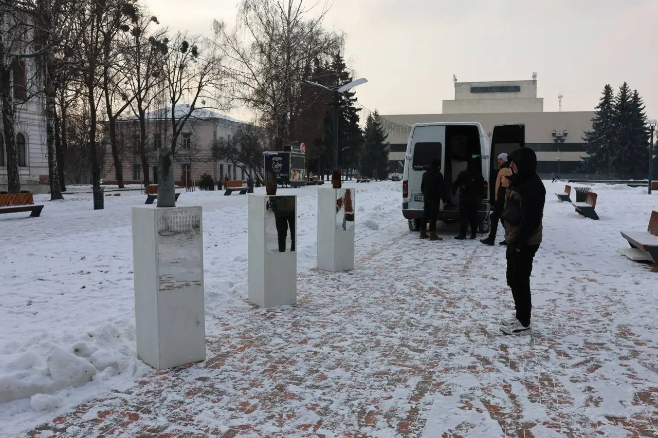 u sumakh montuyutʹ vystavku aleya nezlamnykh mіst У Сумах монтують виставку Алея незламних міст